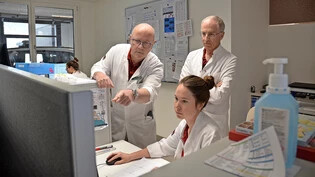 Umfassend betreut: (von links) Chefarzt Michel Conti, Mentor Hans-Peter Simmen und Assistenzärztin Kim-Carolin Merdes.