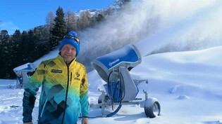 Geglückter Start: Gemeindevorstand Reto Matossi erklärt vor Ort das Snowfarming-Projekt bei der Sprungschanze St. Moritz.