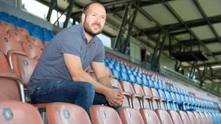Hat viel zu tun: Vaduz-Sportchef Franz Burgmeier sitzt im Rheinpark Stadion in Vaduz.

