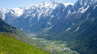 Imposante Bergkette: Das Bergell mit Blick auf Stampa, Borgonovo und Vicosoprano.