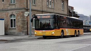 Gut genutzt: Der Bus von Näfels nach Glarus ist lang und fährt deshalb auf drei Achsen.