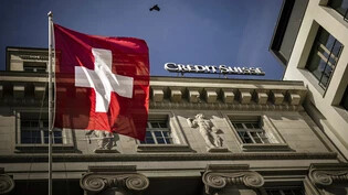 Die Schweizer Fahne vor dem Credit Suisse Hauptsitz