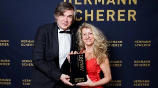 Sie kann am besten reden: Carmen Cornelia Haselwanter nimmt von Organisator Hermann Scherer den Excellence Award entgegen.