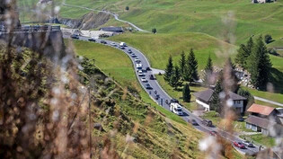 Nach der Sperrung des Gotthardtunnels: Auf dem Gotthardpass ist am Montag zwischen Andermatt und Airolo eine Verkehrszunahme zu beobachten.