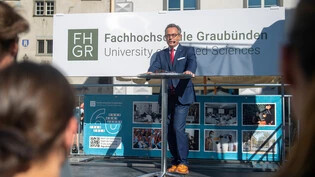 60 Jahre Fachhochschule: Professor Jürg Kessler, Rektor der Fachhochschule Graubünden, bei der Begrüssung zum Studienstart. 