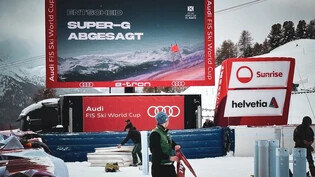 Klare Botschaft: Der Videoscreen beim Weltcuprennen in St. Moritz lässt keine Zweifel offen. Die Voluntaris machen sich derweil bereits an den Abbau.