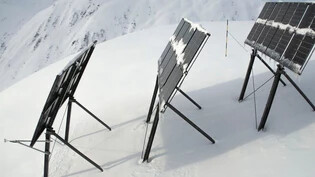 Aufnahme vom 10, Januar: Die Module der Energia-Alpina-Testanlage in Scharinas sind praktisch schneefrei und können Winterstrom liefern.