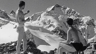 Freizügig im Schnee: Dieser Filmstill stammt aus dem offiziellen Film zur Winterolympiade, den der deutsche Regisseur Arnold Fanck 1928 für St. Moritz gedreht hat.