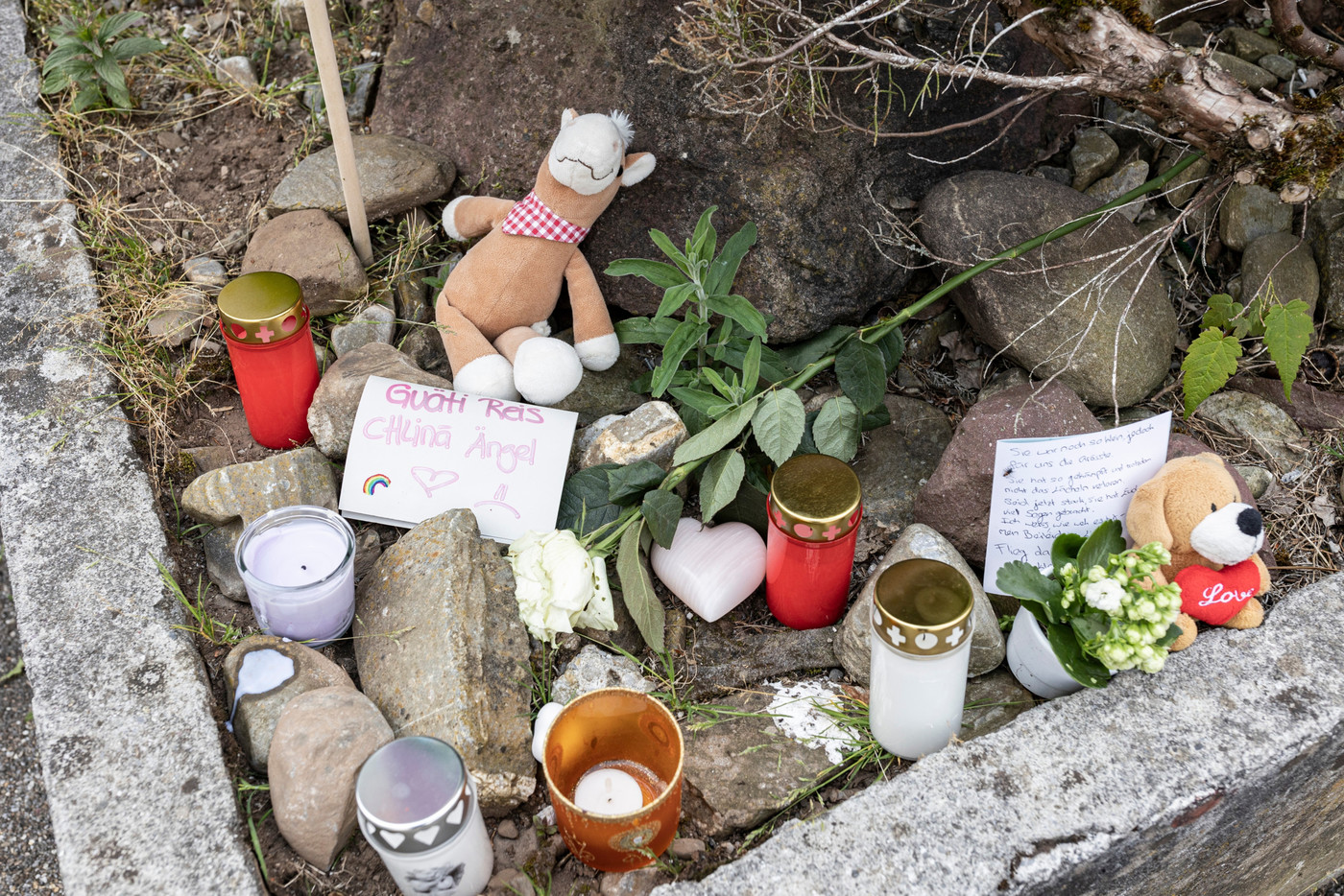 Im Gedenken: Vor dem Wohnort des Mädchens in Glarus trauern die Menschen um das tote Mädchen.