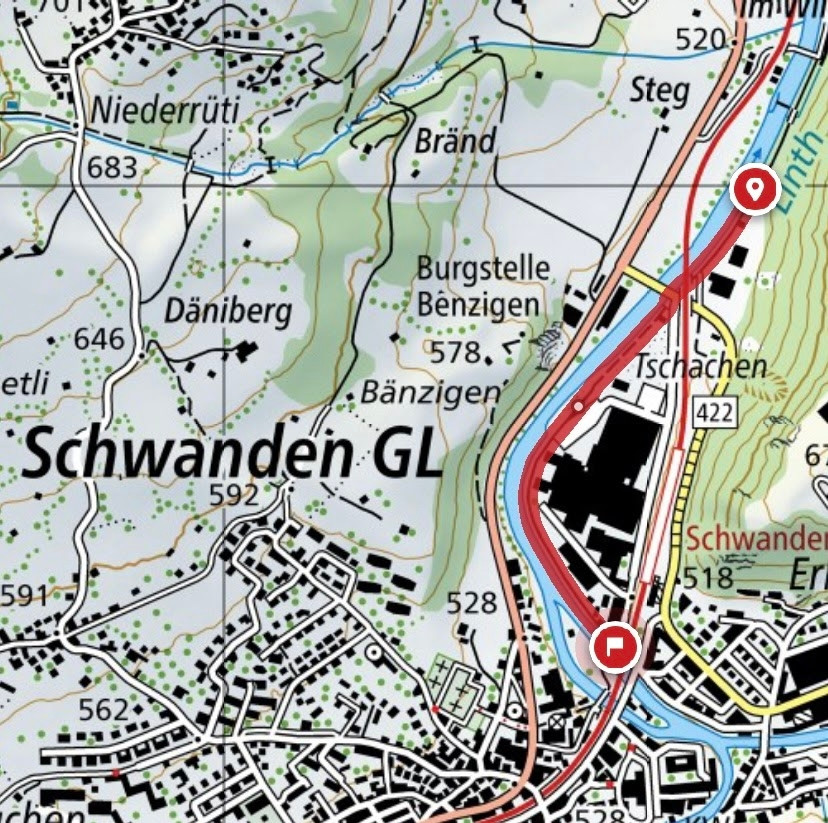 Von Schwanden nach Mitlödi oder umgekehrt: Der Waldlehrpfad erstreckt sich entlang des Wanderwegs an der Linth und ist gut 550 Meter lang.