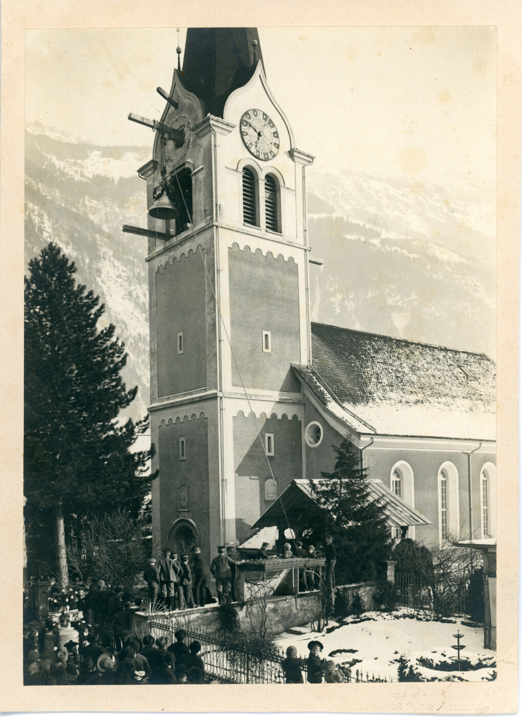 Neues Geläut: Im Januar 1905 werden die Glocken des neuen Geläutes aufgezogen.