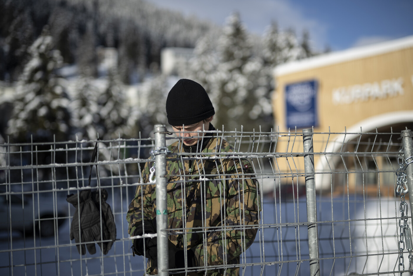 Die Vorbereitungen laufen: Angehörige der Armee stellen vor dem Kurpark in Davos Zäune auf.