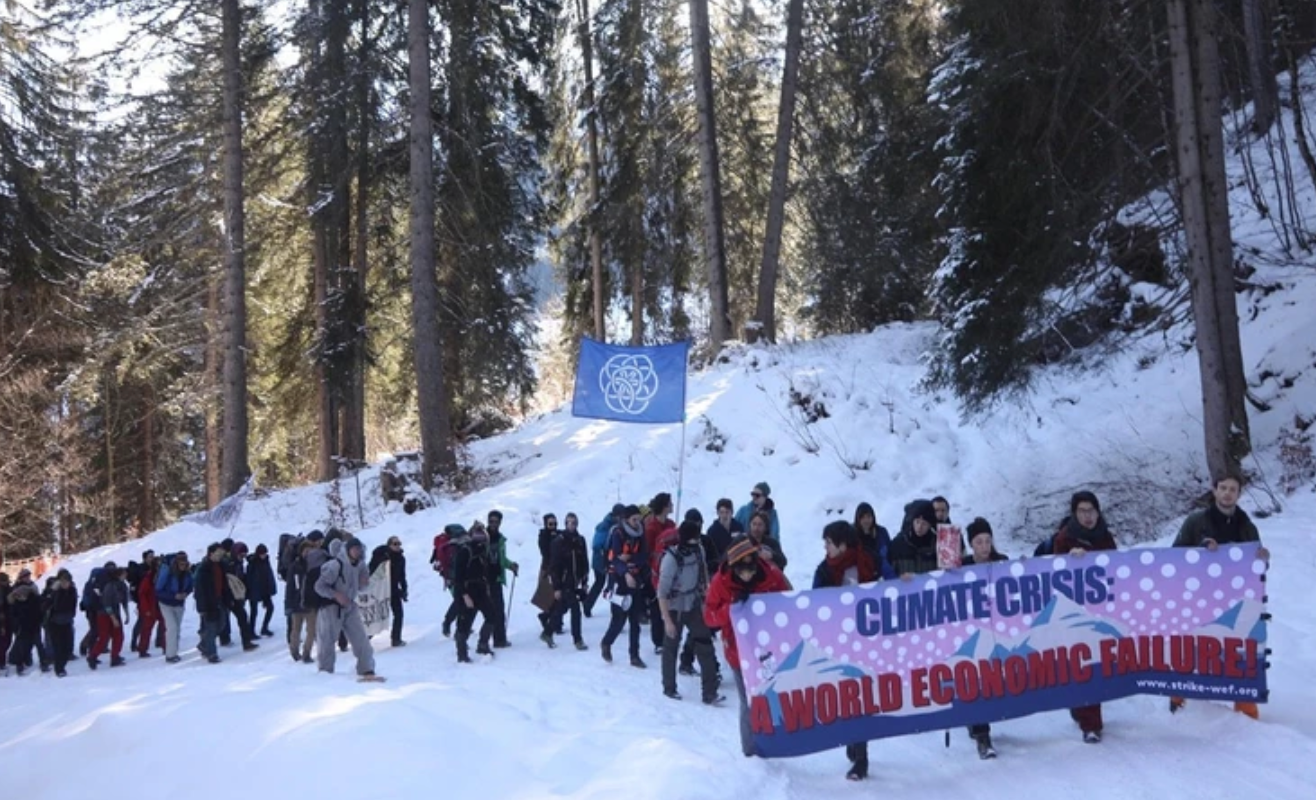 Teilnehmerinnen und Teilnehmer der «Winterwanderung für Klimagerechtigkeit» auf ihrem Weg nach Davos.