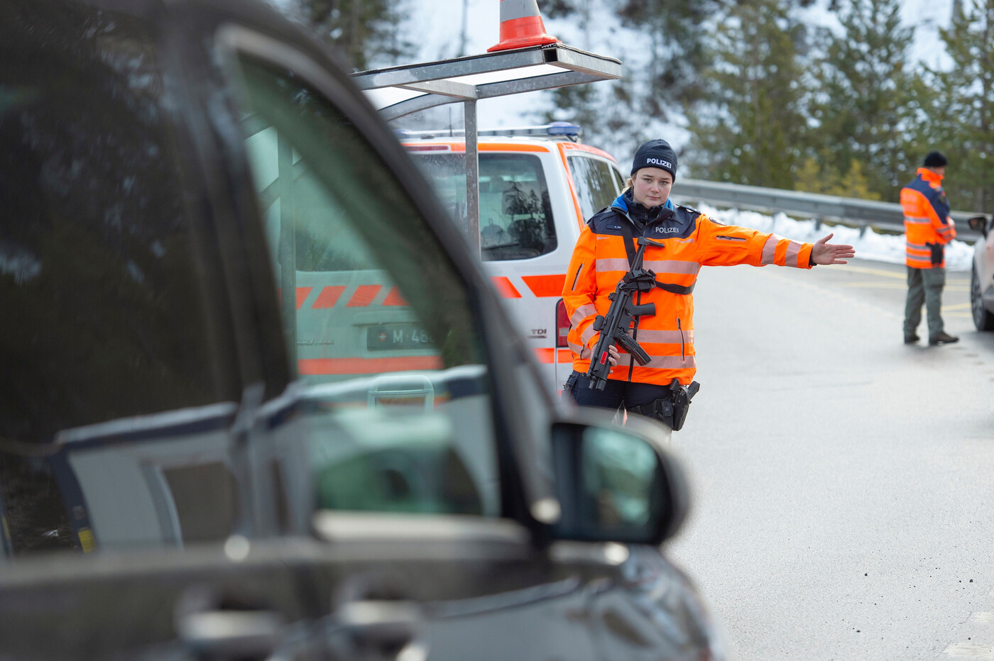 Sicherheitsmassnahmen: Polizei und Militär kontrollieren am Westportal Tunnel bei Davos Wiesen Autofahrer.