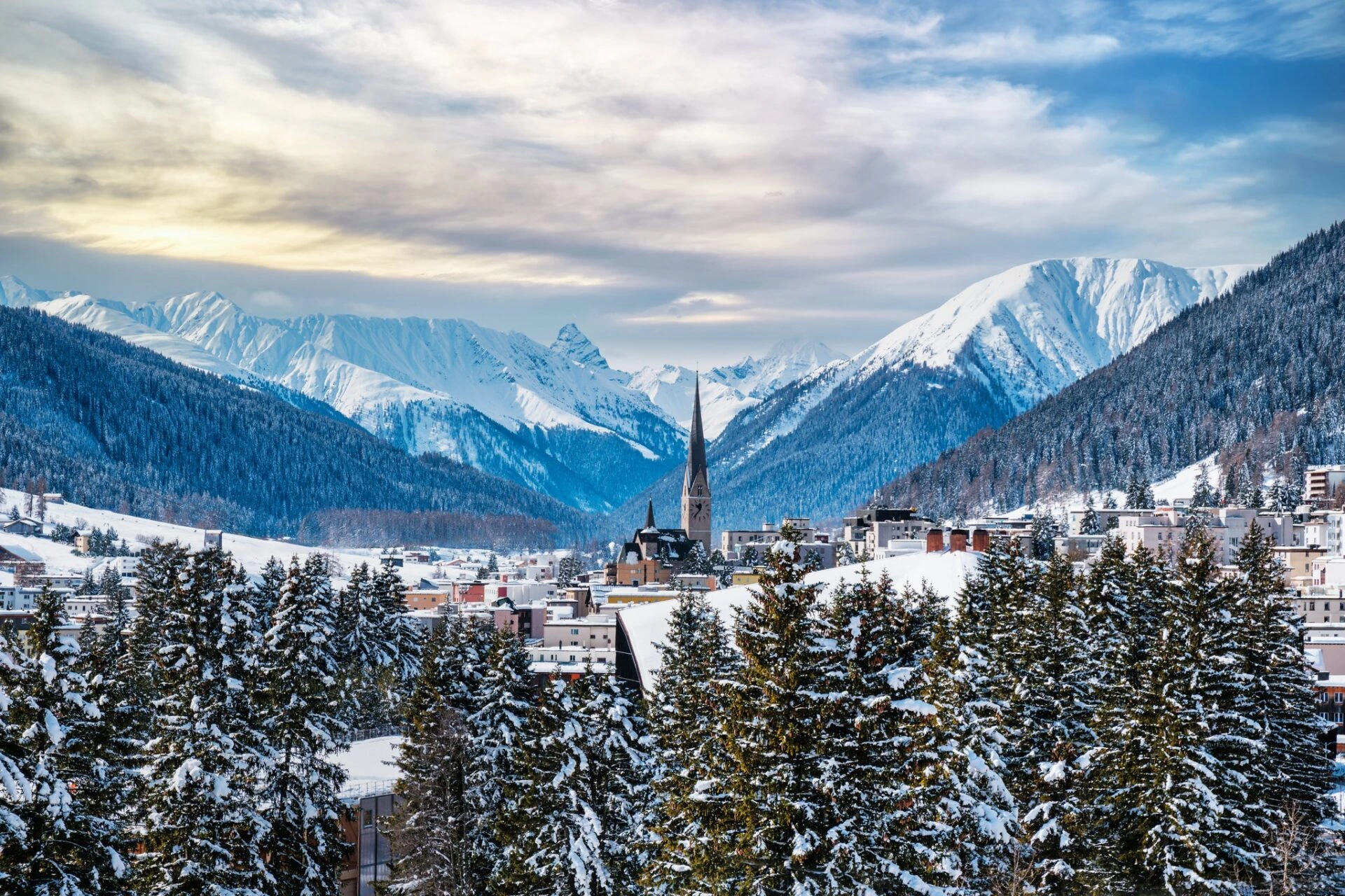 Schneebedeckte Alpen rund um Davos mit Blick ins verschneite Tal im Winter