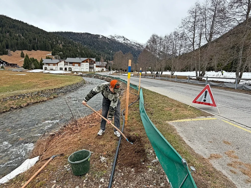Beim Aufbau des Amphibienzauns an der Mattastrasse: Entlang der Barriere werden Eimer eingegraben, in denen die Tiere gesammelt und später sicher über die Strasse gebracht werden.